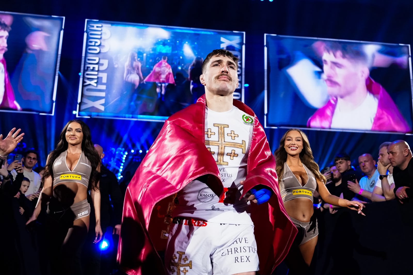 Hugo Deux entrant dans la cage lors d'un événement KSW